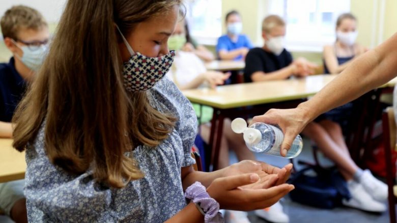 Filloristët në Maqedoni pa maska në shkollë, mbetet thirrja për vaksinim kundër COVID-19