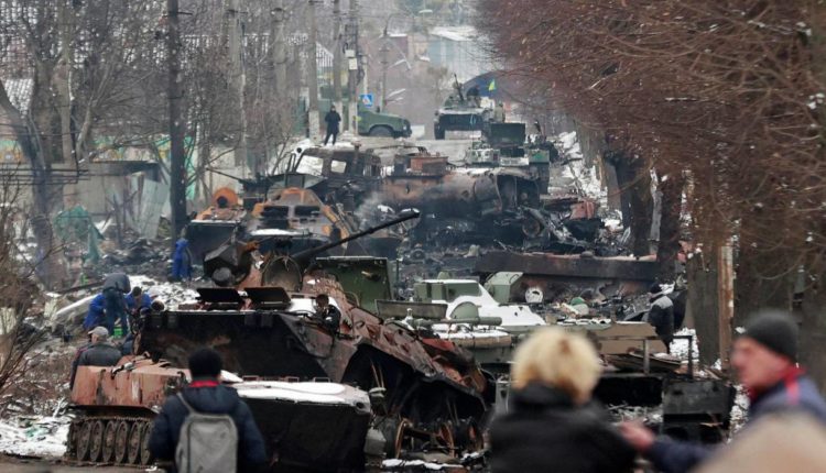 Rusia futi një kolonë me tanke në hyrje të Kievit, ushtria ukrainase i çon në ajër që të gjithë