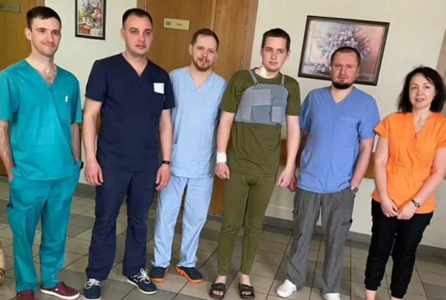 Pamjet e pabesueshme! Kirurgët i heqin ushtarit ukrainas plumbin nga zemra që po rreh, ai dëshiron të rikthehet të luftojë (VIDEO)