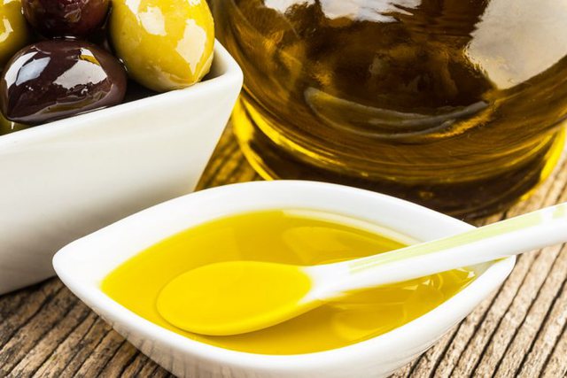 Kura perfekte për problemet e kockave: Vaj ulliri me kripë