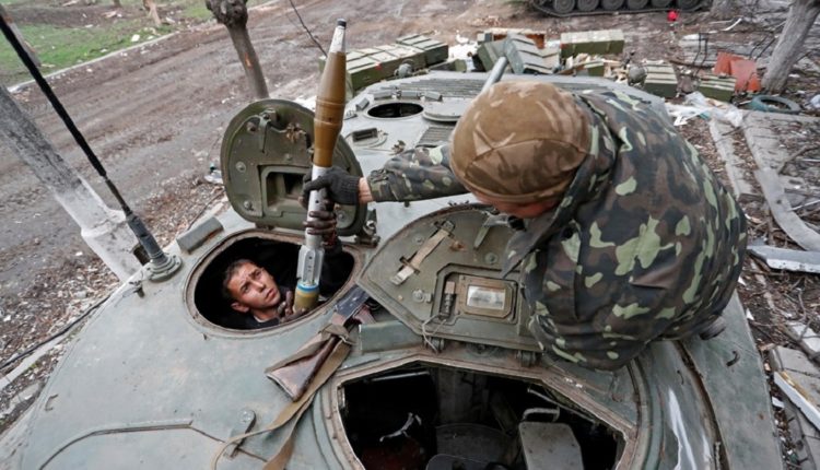 Vijojnë sulmet në Mariupol, ushtria ruse pajiset me armë dhe automjete të blinduara (FOTO)