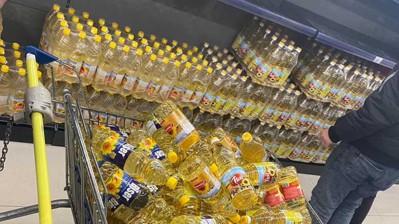 Bekteshi: Kufizohet shitja e vajit për tregtarët, qytetarët nuk mund të blejnë në sasi të madhe
