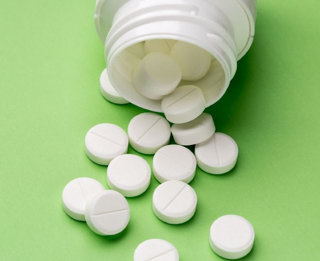 Pse aspirina nuk rekomandohet më nga mjekët, kush nuk duhet ta marrë