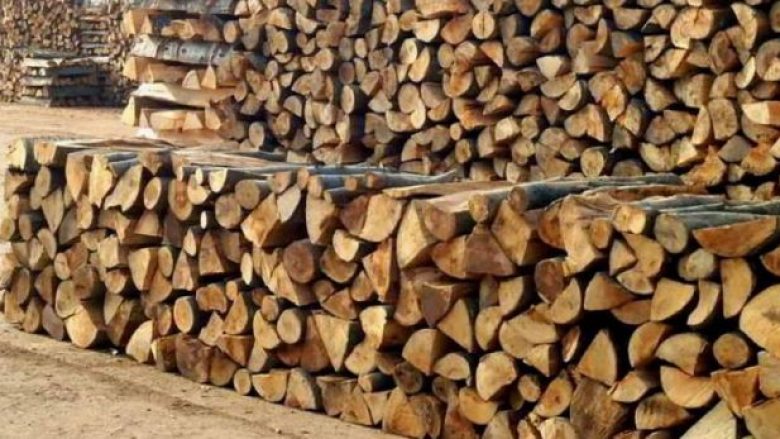 E gjithë prodhimtaria e produkteve pyjore në pyjet shtetërore në tremujorin e parë është rritur për 4,3 për qind në krahasim me tremujorin e parë të vitit 2021, derisa shitja e asortimenteve është 20.795 metra kub dhe shënon rritje për 18.8 për qind.  Sipas të dhënave të Entit Shtetëror për Statistikë, rritja e prodhimtarisë pyjore është vërejtur edhe te druri halorë, drurë të tjerë të rrumbullakët halorë dhe dru për ngrohje halore.   Zvogëlimi i prodhimtarisë pyjore, është vërejtur tek llojet e drunjve halorë dhe gjeth-zhveshur, drunj e llojit halorë dhe tek drunjtë për ngrohje të llojeve gjethe-veshura.