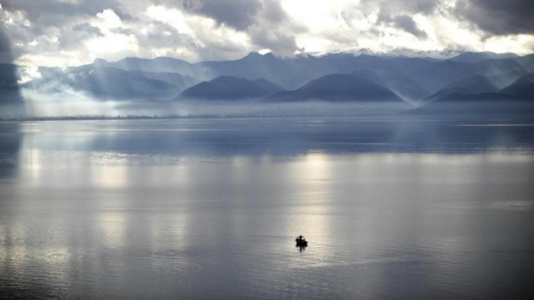 Niveli i ujit në liqenin e Ohrit shënon rënie, i njejti fenomen vërehet edhe tek lumenjtë në vend