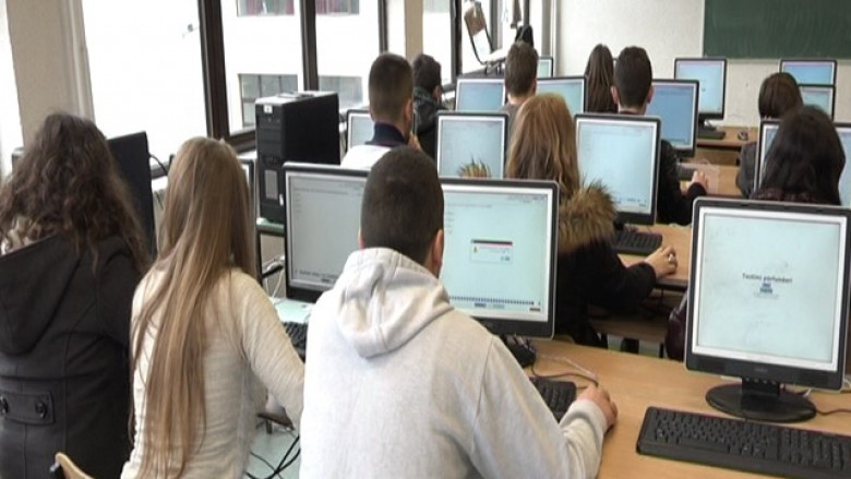Naumovska: Maturantët detyrat projektuese mund ti mbrojnë deri më 19 Maj, 15.899 nxënës janë pjesë e provimeve të maturës