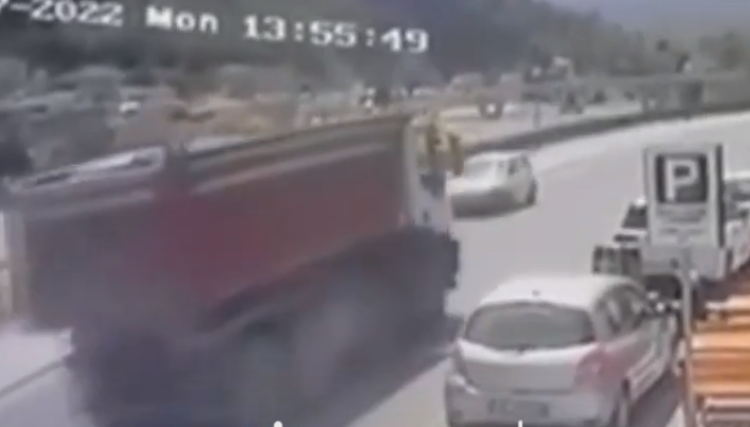 Video nga aksidenti në Berat/E reja hyri në parakalim,por kamioni i vjen përballë (VIDEO)