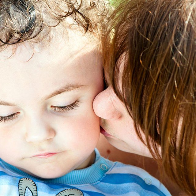 14 shenjat e hershme të autizmit që asnjë prind nuk duhet t’i injorojë