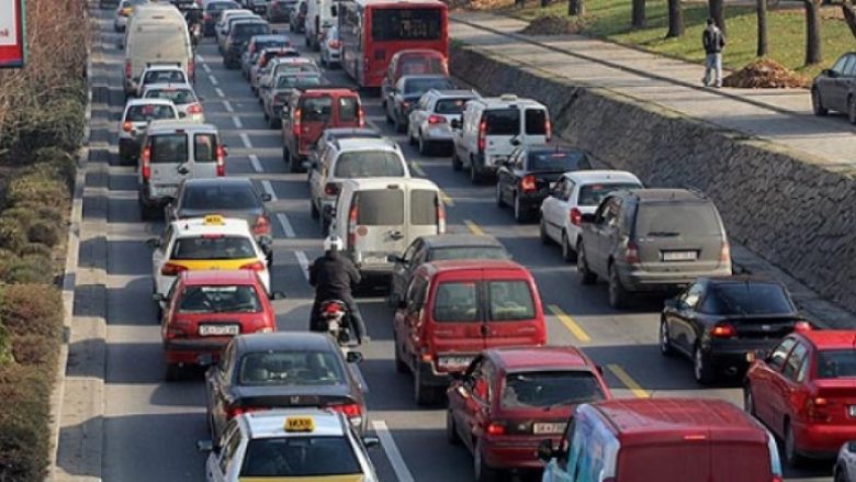35 përqind e qytetarëve të Maqedonisë shkojnë në punë me makinat e tyre