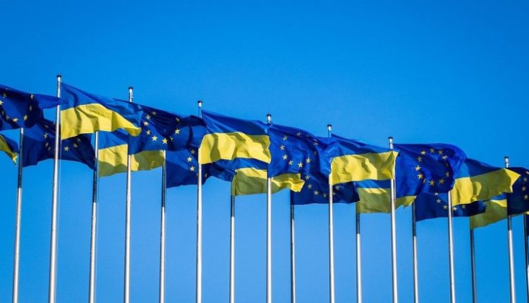 Ukraina dhe Moldavia bëhen edhe zyrtarisht kandidat për anëtarësim në Bashkimin Evropian