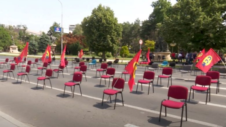 Lidhja e Sindikatave të Maqedonisë e vazhdoi grevën para Qeverisë, 21 karrige për 21 ministra