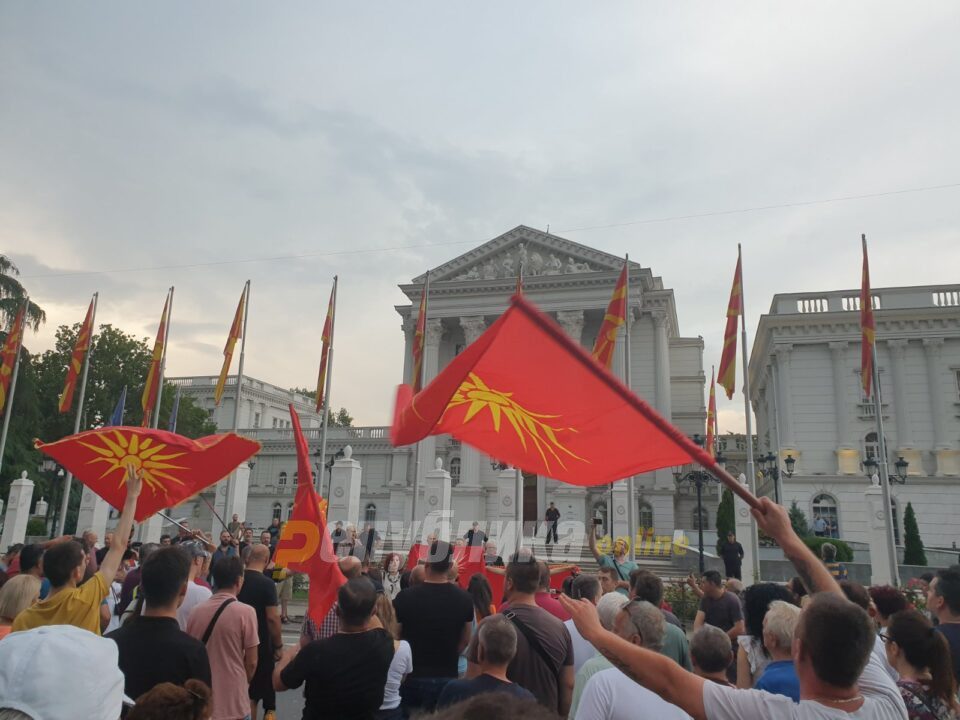 Shkup: Protestohet përpara qeverisë kundër propozimit francez