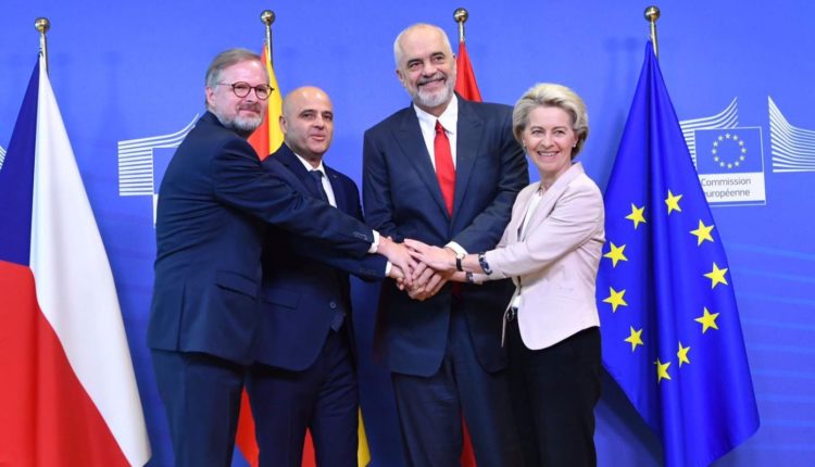 Maqedonia e Veriut dhe Shqipëria hapin zyrtarisht negociatat për anëtarësim në BE