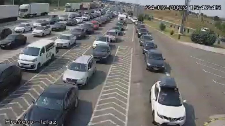 Në vendkalimin kufitar Tabanoc, deri në një orë pritje për hyrje në Maqedoni