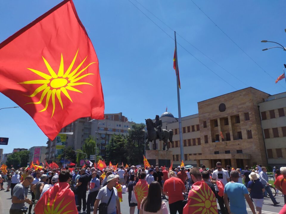 Me këngën “Bella Ciao” protestohet kundër propozimit francez para Kuvendit të Maqedonisë së Veriut