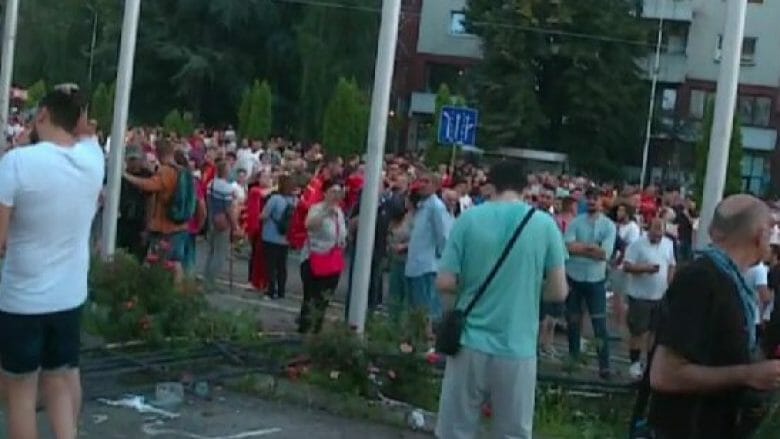 Shkup, protestuesit futen në oborrin e qeverisë