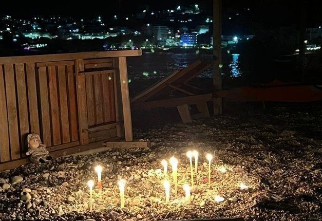 Pushimet u kthyen në tragjedi, qytetarët e Himarës ndezin qirinj në plazhin ku dha shpirt 7-vjeçarja