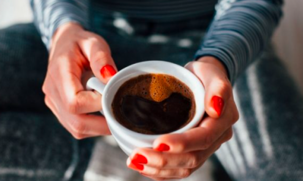 Mos e pini më kurrë kafenë e nxehtë, studimi tregon nga çfarë rrezikoheni