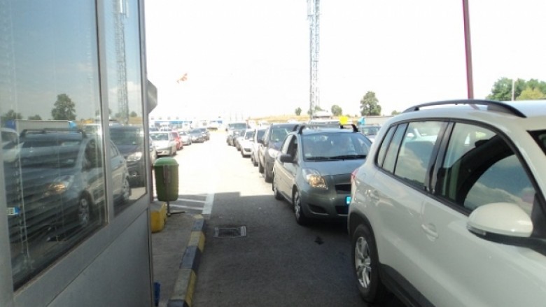 Në vendkalimin kufitar Tabanoc për dalje nga Maqedonia pritet rreth gjysmë ore