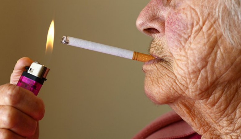 Shkencëtarët kanë zbuluar: Përse disa duhanpirës arrijnë moshën 100 vjeçare