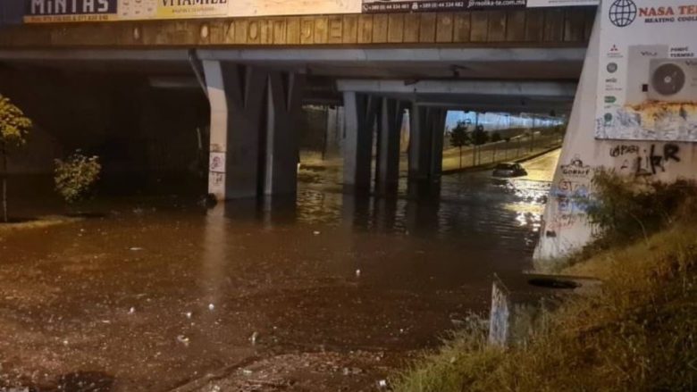 Pamje nga reshjet e mbrëmshme në Tetovë, u bllokuan shumë rrugë