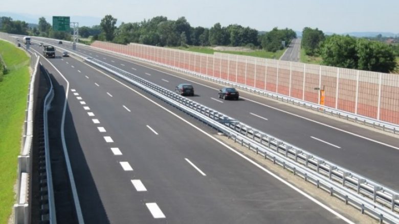 Trafiku në rrugët shtetërore po zhvillohet pa probleme, në rrugë të thata