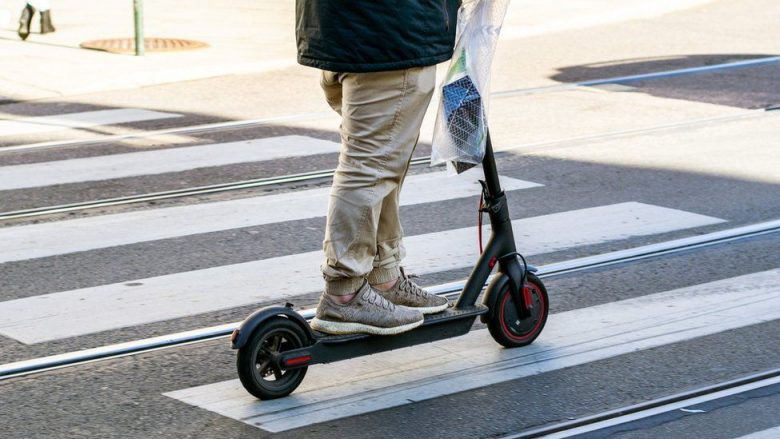 Ministria e Transportit dhe Lidhjeve në Maqedoni, ua ndalon punonjësve përdorimin e ashensorit dhe karikimin e trotinetave elektrik nëpër zyra