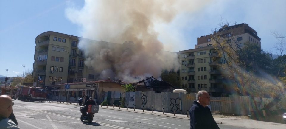 Zjarr në afërsi të Kombinatit të Duhanit, po digjen barakat e vjetra