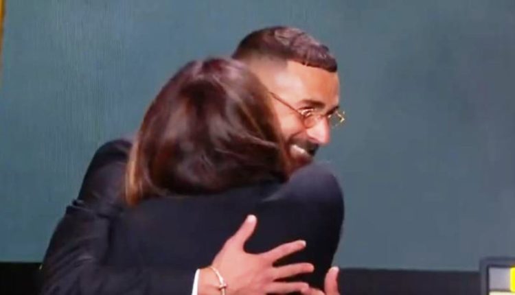 Përqafimi që i emocionoi të gjithë/ Fitoi Topin e Artë, Benzema kërkoi nënën e tij në skenë (VIDEO)