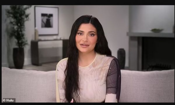 “Kam qarë pa pushim tre javët e para”, Kylie Jenner flet për depresionin pas lindjes