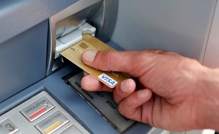 Një burrë nga Ohri i ka “rrëmbyer” një milion e shtatëqind mijë denarë nga kartela e një anglezeje