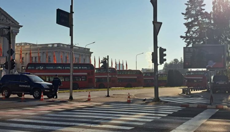 Autobusët e NQP-së vazhdojnë te jenë të parkuar para Qeverisë