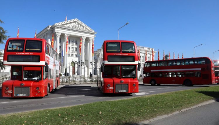 Largohen autobusët e parkuar para Qeverisë, lirohet rruga!