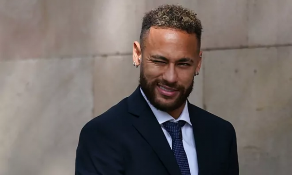 Neymar fajëson babain e tij në gjykatë për transferimin e Barcelonës: Unë firmosa vetëm atë që ai më tha të firmosja