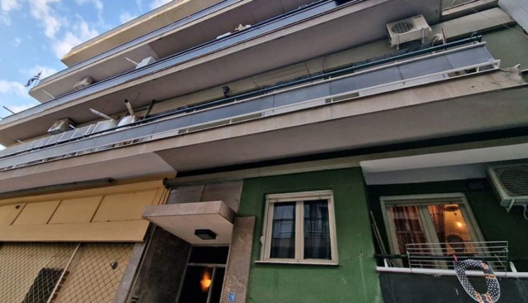 Nëna gjen të pajetë djalin në apartament, dyshohet se u vra nga babai