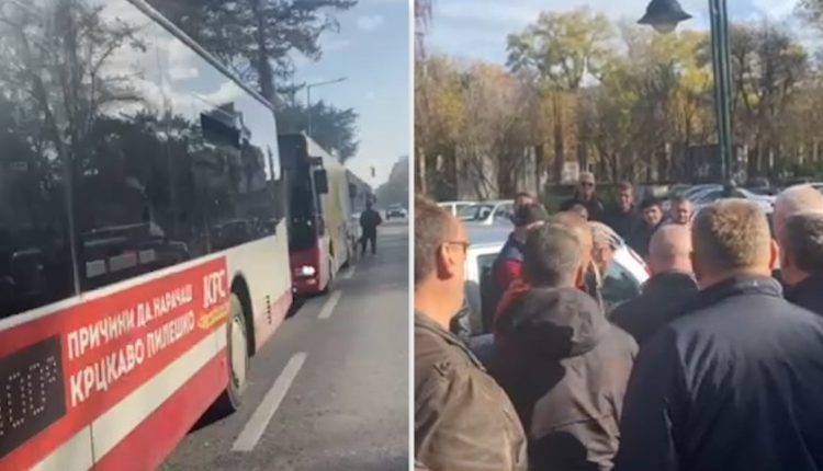 Shoferët e autobusëve privat bllokojnë rrugën para qytetit të Shkupit
