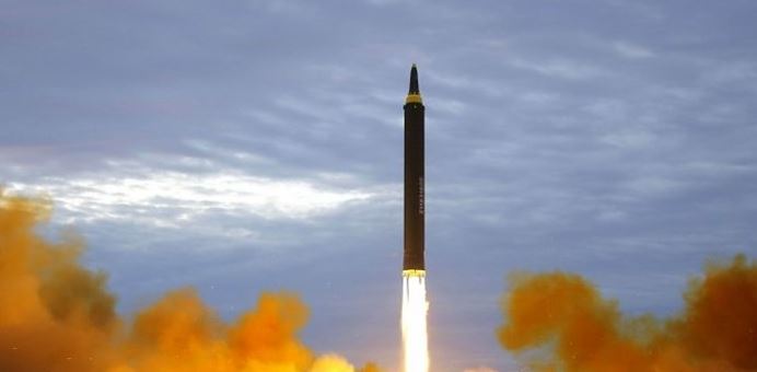 Koreja e Veriut teston raketën balistike me rreze për të goditur të gjithë SHBA-në