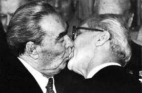 Ndodhi gjatë Luftës së Ftohtë, si puthja mes dy liderëve politikë tronditi botën