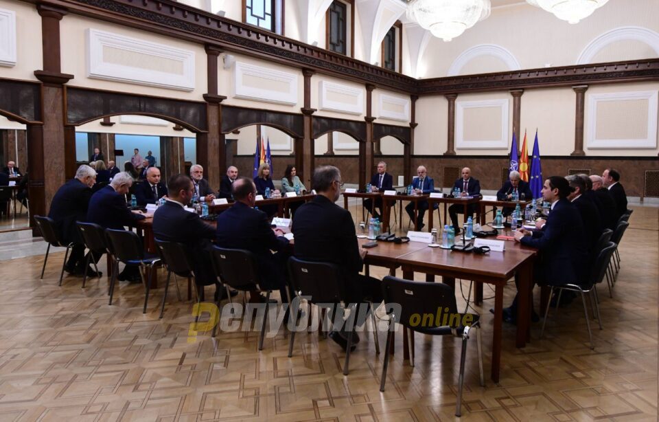 Përfundoi takimi i liderëve, Kovaçevski: Nëse i votojmë ndryshimet kushtetuese, do ta vazhdojmë rrugën për në BE