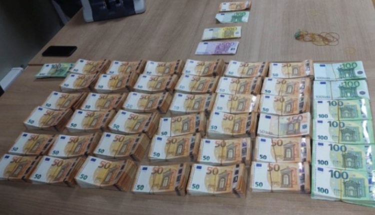 U kapën me 268.000 euro, arrestohen dy persona në Tabanoc