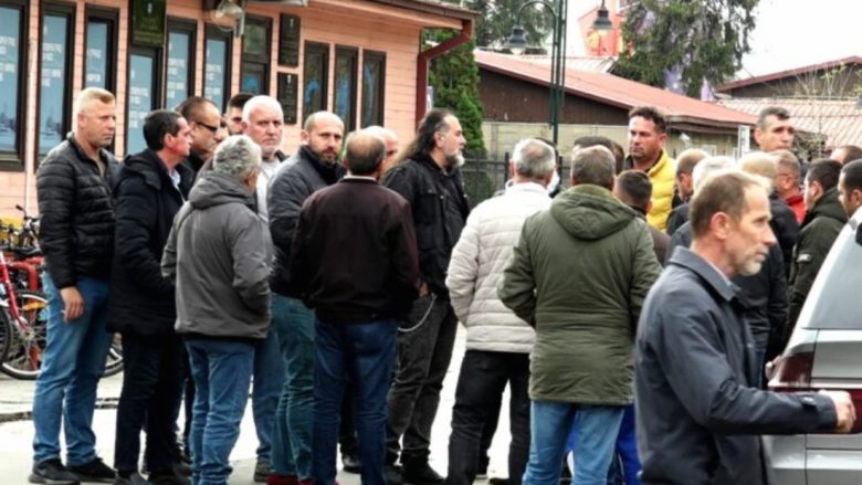 Shoferët privatë protestojnë para NQP-së, do të takohen edhe me këshillin e Bashkisë së Shkupit