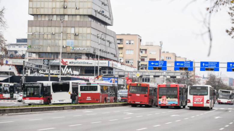 Rreth 200 autobusë ende në rrugët e Shkupit, të shtunën do të diskutohet për mënyrën e vazhdimit të protestës