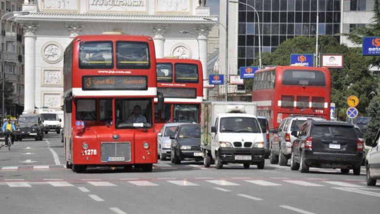 Sot regjim i veçantë komunikacioni në Shkup, transportuesit privatë vazhdojnë me protesta