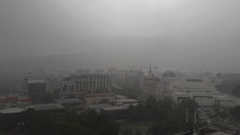Era e fortë rrëzon pemët nëpër Shkup