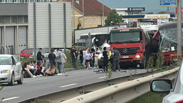 Aksident në Kosovë autobusi me nxënës përplaset me kamionin