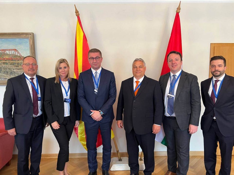 Mickoski u takua me Orbanin në samitin e PPE-së: Mbështetje nga Hungaria në drejtim të arritjes së interesave strategjike të Maqedonisë