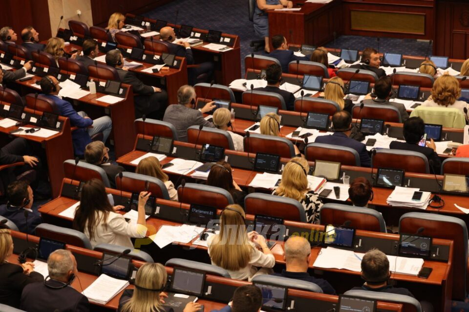 44 deputetë të VMRO-DPMNE-së dhe Koalicionit nuk do të votojnë për amendamentet kushtetuese, të paktën dy deputetë nga shumica qeverisëse janë kundër
