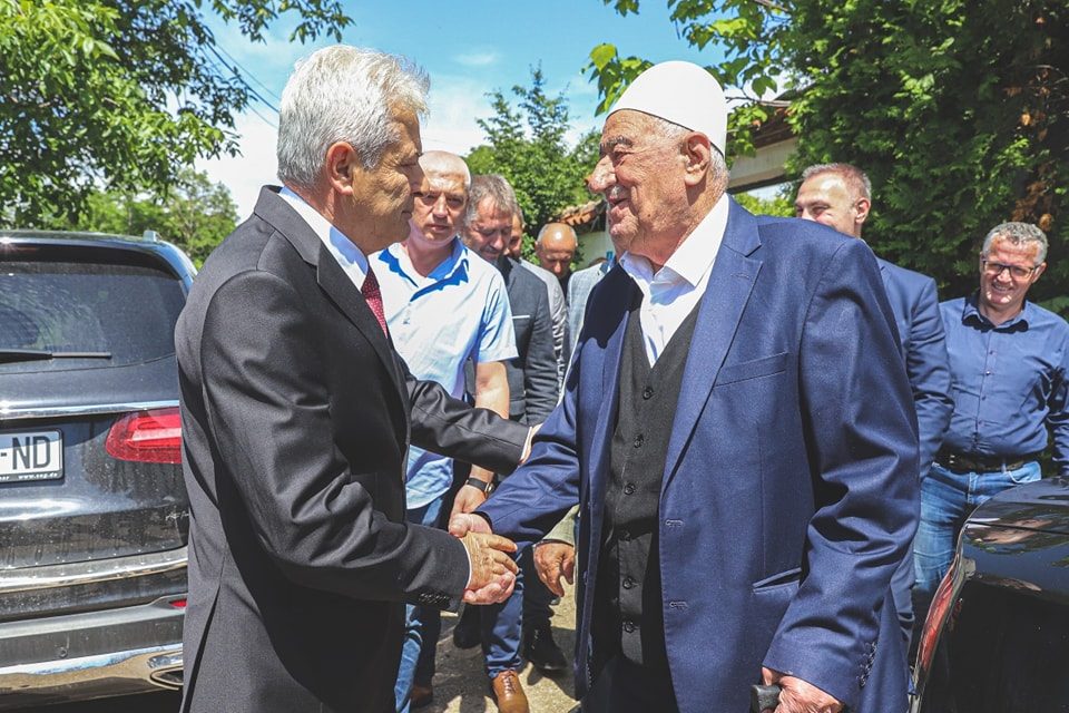 Ali Ahmeti vizitoi familjarët e ish presidentit të Kosovës, Hashim Thaçi