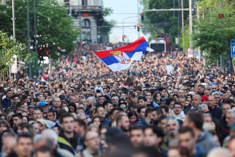 Dhjetëra mijëra veta në protestën antiqeveritare në Serbi