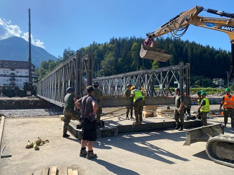 Ushtarët e ARM-së morën pjesë në ndërtimin e një ure të përkohshme në Mezhicë, Slloveni